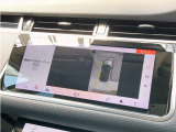 ■苦手な人が多い駐車場での車庫入れや狭い道でも大丈夫です/クルマの前後左右にカメラを設置してモニターで表示してくれるため、運転席から見えにくい場所を映し出してドライブをサポートします!