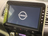 【大画面ナビ】人気の大型10インチナビを装備。存在感のある大画面はインパクト大!ナビ利用時のマップ表示は見やすく、テレビやDVDは臨場感がアップ!いつものドライブがグッと楽しくなります♪