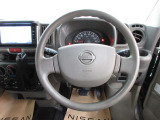 運転が楽しくなる明るく開放的な運転席まわりです。