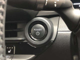 エンジンスタートスイッチです。キーが車内にあれば、エンジンの始動や停止はスイッチを押すだけ!キーを取り出す手間を省き、ワンプッシュで操作できるので簡単でスムーズです。