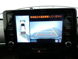 パノラミックビューモニターを装備。駐車場や交差点で周囲の安全確認をサポートします。