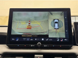 真上から見下ろしたような視点で車とその周囲を確認出来る画面と、車両後方を映し出すバックモニター画面の2つを表示してくれます。