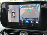 【全方位モニター】リバースに入れた際、車両全体を見渡している映像に切り替わります。また、見通しが悪い場所で便利な前方ワイド映像やすれ違いに便利な助手席側ワイド映像など切り替えが出来ますよ♪