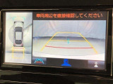 全周囲の画像が表示されます。 運転席から見づらい個所なども、上空から見たような映像で確認できます。  映像の切替もでき、後方確認だけでなく大変便利な機能です。