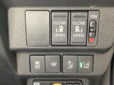 両側電動スライドドアは運転席から操作ができるよう、操作スイッチが付いています。Hondaセンシング用のVSA(ABS+TCS+横滑り抑制)解除と路外逸脱抑制機能などのオンオフスイッチも装備しています。