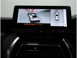 サイドクリアランスビュー表示中に、旋回時の運転操作に合わせて自動で車両を斜め後方から見たような映像を表示。