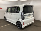 リアはプライバシーガラス付です。見た目もかっこいいですよね。また、太陽光を防ぐので冷房の効きを良くする効果もあるんです。エアコンを控えめにすれば燃費向上も見込めますよ。