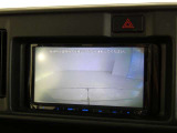 車庫入れの強い味方。後退時の死角をチェックするために便利です。