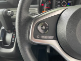 【ハンドル】運転にかかわる様々な操作を安全に行えるように視点移動が少なく、操作性に配慮されたスイッチ類が凝縮されたコックピット。