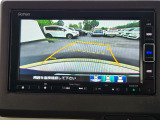 駐車時の安全確認をサポートするバックカメラも使用できます。インターナビで様々な情報を得ることもできます。