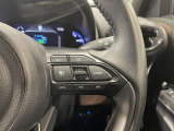 ステアリングスイッチ付きで、運転中に視線を前に向けたまま操作できます。