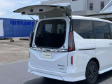 バックドアの約半分のスペースで荷物の出し入れが可能です。