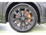 マットブラック塗装が精悍なF SPORT Performance専用アルミホイールを装着しています。LEXUSロゴ(フロント)が特別感のあるオレンジブレーキキャリパーが見えるデザインになっています。