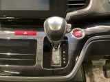 CVT車のセレクトレバーです。低速から高速まで、変速ショックのないスムーズな走りを実現するとともに、エンジン効率のよい領域を維持することで燃費にも貢献します。