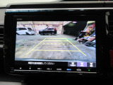 バックカメラの画像です。ガイドラインがスムースな車庫入れをサポートいたします。車庫入れの安心感がアップしますね。