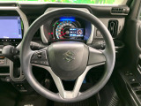 インテリアに合わせたデザインのステアリングは、運転される方のことも考え、運転しやすい形状、大きさです。是非一度、実際に触ってお確かめください。