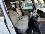 運転席は視認性や操作性を重視したつくりで、どなたでも扱いやすく快適にお乗りいただけます。清掃を行い、安心してご覧いただける状態で展示しております。