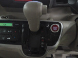インパネシフトだから視線の移動も少なく足元もスッキリ。運転席もゆったりしているのでゆとりを持ってドライブできますね。