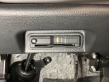 ハンドルの真下にETCがついています。高速道路の料金所の通過も楽々です。 カードの取り出しもしやすい場所についています。