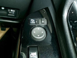 電動格納式ミラーなので、対向車などとのすれ違い時にも便利です。