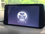 【8.8インチマツダコネクト】車内の雰囲気にマッチした大型のディスプレイ。スマホ接続でのナビ使用やBluetooth再生等、様々な機能が楽しめます。直感的なダイヤル操作が可能で、使い勝手も良好です。
