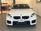 【BMWの伝統】BMWの特徴的な&ldquo;キドニーグリル&rdquo;は、80年以上続く伝統の形でございます。変わらないこだわりのデザインが、プレミアムブランド&ldquo;BMW&rdquo;を創り出します。