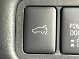 【パワーバックドア】スマートキーや運転席のボタンを押すだけでリアゲートが自動で開閉します!荷物を持っている時や、高い位置にあるバックドアを閉める際に便利な機能です♪