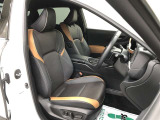 乗員を包み込むような造形と圧迫感を感じにくい水平な見晴らしで運転に集中できる空間の運転席!リフトアップしたことで、ヒップポイントが高くなり、乗降車もしやすくなっています!