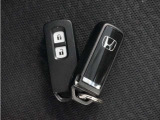 ◆スマートキー◆カギをバッグやポケットに入れたままでもドアロックの開閉ができる『スマートキー』付き!雨天や暗くなってもカギを取り出す必要がなくドアの開錠&エンジンも始動できます