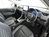 シンプルで使いやすいデザインの運転席です。