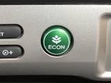 ECON モードをON にするとアクセルペダルの動きに対するエンジンの反応とエアコンの制御を切り換えることで、燃費のいい運転をするドライバーがペダルを踏んだ時と同じようにエンジンを制御します。