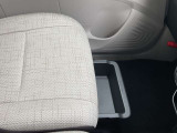 助手席にはアンダートレイも備えちょっとした収納に便利です。