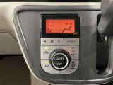 【オートエアコン】一度お好みの温度に設定すれば、車内の温度を検知し風量や温度を自動で調整してくれます。