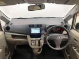 シンプルながら機能性溢れる運転席廻りです。視界性もよく、運転しやすいですよ。