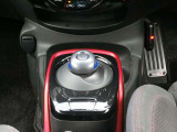 e-POWERならではのシフトレバーで、バックやドライブなどの切り替えがラクラクです!