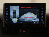 バックモニター付き。駐車の際のサポートとなり、必須アイテムのひとつですよね。それでも、バックする際は必ずご自身の目で確認をしてください。パノラミックビューで上から見下ろした視点でも確認できます!
