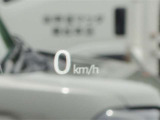 【頻繁に確認する項目】 車速度を確認する際にメーターを注視しよそ見をしてしまいますが、フロントガラスにメーターが投影されているのでよそ見の防止につながります。