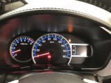 昼間でも見やすいオプティトロンメーターです。運転席前に配置し、フードを低く抑えることで運転中の視界の邪魔にならないので、視界も良好です!