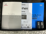 スマートキーは鍵をバッグに入れたままでもドアロックの開閉やエンジンのON・OFFができます。夜間や雨の日も鍵を探さなくて良いので便利です。