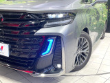 【LEDヘッドライト】悪天候や夜間走行時も良好な視界を確保し安心して運転できる高輝度LEDヘッドライトを装備!点灯速度が早く、消費電力も抑えられています。