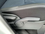 運転席はラチェット式レバーで高さも調整できます