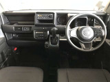 見通しのいい視界と最適なレイアウトで運転しやすいです。