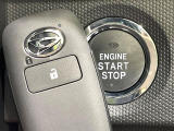 【キーフリーシステム】カバンやポケットに入れたままでもドアの施錠・解錠が可能なスマートキーを装備。エンジンのオン・オフ時もカギを取り出す必要が無いからとっても便利です♪