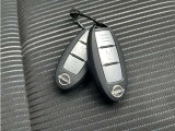 インテリジェントキー 持っていればドアノブのボタンを押せば施錠や施錠を解除 エンジンスタートボタンを押せばエンジンスタートといちいちポケット(鞄からキーを出さなくても良いんです)