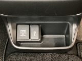 アクセサリーソケットはUSBのアダプターなどをつければ、スマホの充電にも使えます。横にはナビゲーション用の外部入力可能なUSB端子がついており、周辺には物が置けるボックスがついています。