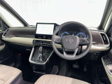 運転席まわりです。 各操作スイッチは使いやすい位置に配置されてます。