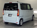 スライドドアは通常のドアに比べて、車のボディーに対し平行に開閉し、開けてもスペースを取りません。出入り口が大きいドアはお子様のいるご家庭はもちろん、混んだ駐車場でも大活躍です!