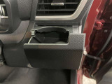 運転席と助手席には、回転式のインパネカップホルダーが装備されています。