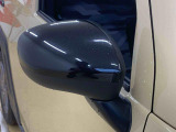 最も気になる室内は、特にこだわってクリーニングしております。マットやシートだけではなく、エアコンの吹き出し口やドアノブの隙間など、様々なブラシや道具を使い分けて、隅々までクリーニングしております。
