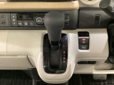 CVT車のセレクトレバーです。低速から高速まで、変速ショックのないスムーズな走りと、エンジン効率のよい領域を維持して燃費にも貢献します。サイドブレーキはスイッチ操作の電子制御パーキングブレーキです。